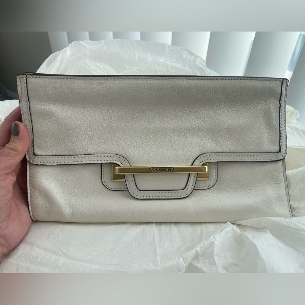 BNWT Coach Taylor Leather Zip Clutch